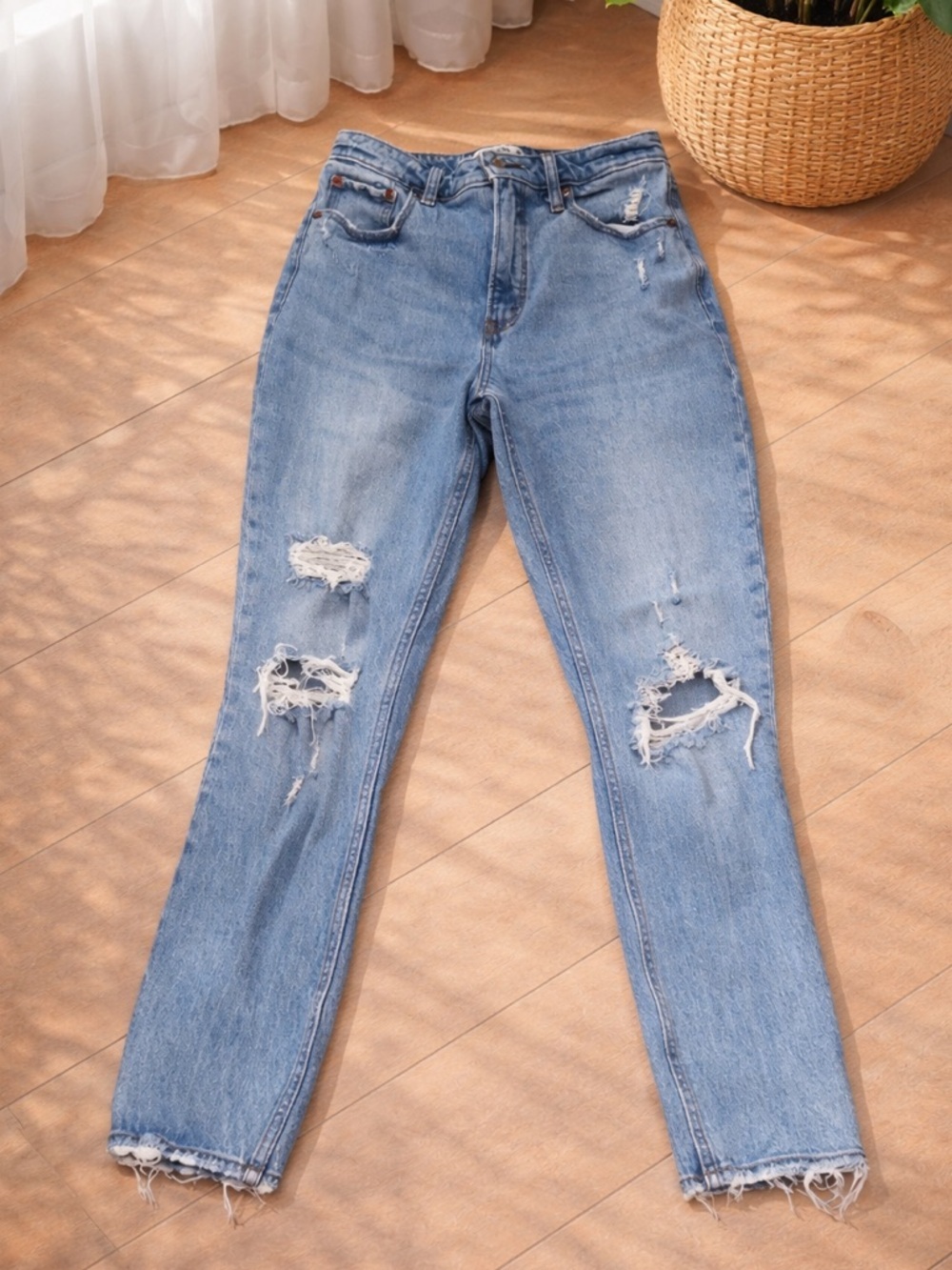 Abercrombie & Fitch Curve Love High Rise Distressed Straight Jeans Size 28 Light